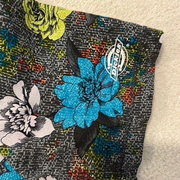 Dickies Womens Medical Scrub Top Flowers Green Blue Front Pockets Mock Wrap SZ M - Picture 4 of 8